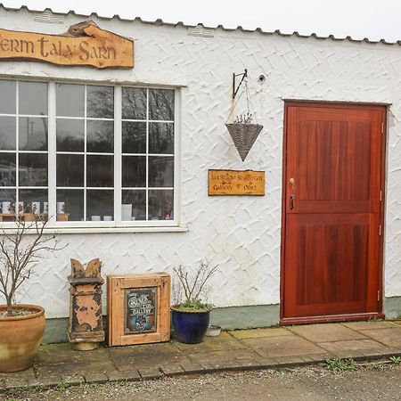 Tal Sarn Shepherd Hut スランヴァイルプールグウインゲル エクステリア 写真