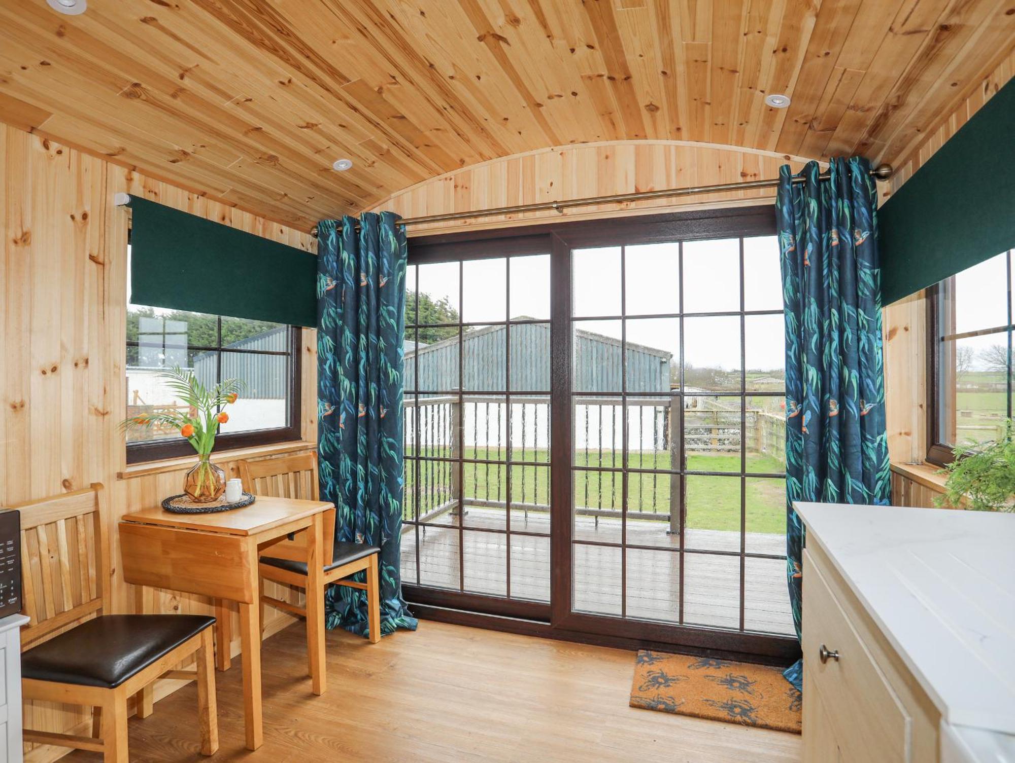 Tal Sarn Shepherd Hut スランヴァイルプールグウインゲル エクステリア 写真